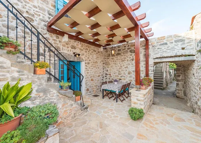 Lipa Nasa Vikendica Nevidane