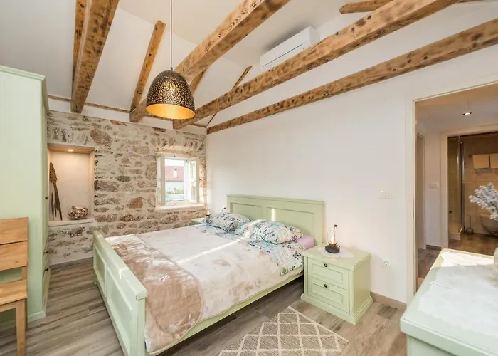 Lipa Nasa Vikendica Nevidane